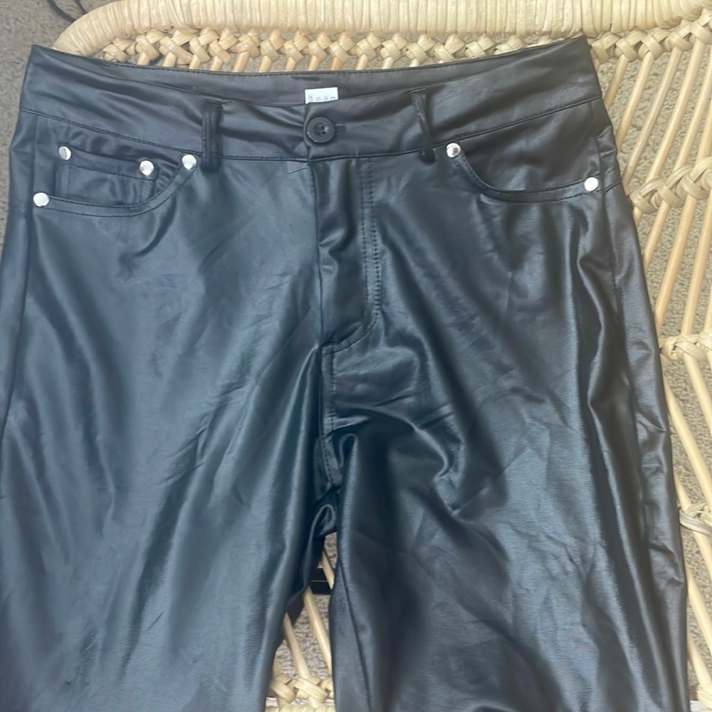 3/$15 🎉 NWOT size small leather looking pants
